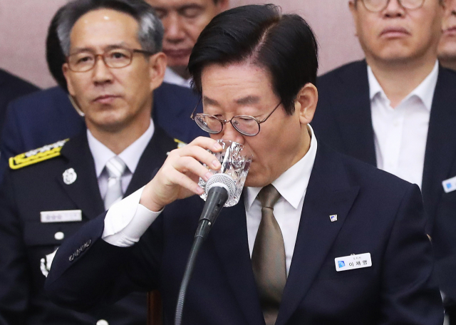 이재명 경기도지사가 19일 오전 경기도 수원시 팔달구 경기도청에서 열린 국회 행정안전위원회의 경기도에 대한 국정감사에서 물을 마시고 있다. 연합뉴스