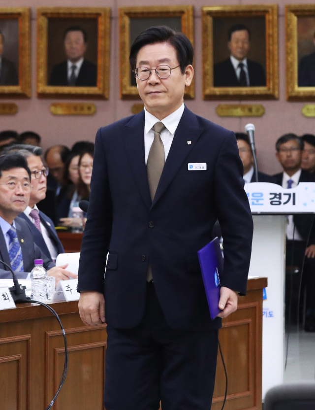 이재명 경기도지사가 19일 오전 경기도 수원시 팔달구 경기도청에서 열린 국회 행정안전위원회의 경기도에 대한 국정감사에서 증인선서를 마치고 선서문을 전달하기 위해 이동하고 있다. 연합뉴스