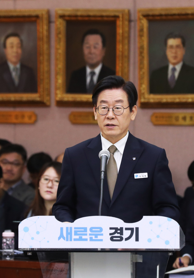 이재명 경기도지사가 19일 오전 경기도 수원시 팔달구 경기도청에서 열린 국회 행정안전위원회의 경기도에 대한 국정감사에서 업무보고를 하고 있다. 연합뉴스