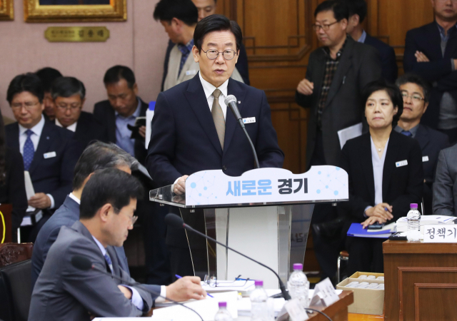 이재명 경기도지사가 19일 오전 경기도 수원시 팔달구 경기도청에서 열린 국회 행정안전위원회의 경기도에 대한 국정감사에서 업무보고를 하고 있다. 연합뉴스