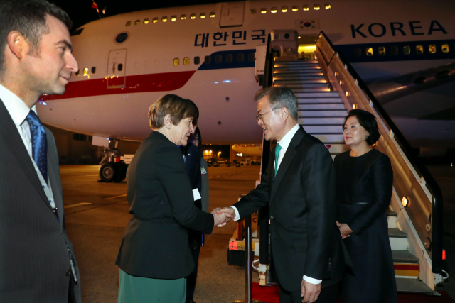 문재인 대통령과 부인 김정숙 여사가 18일 오후(현지시간) ASEM 정상회의에 참석하기 위해 벨기에 브뤼셀 멜스부르크 공군 기지에 도착한 뒤 EU 의전관과 인사하고 있다. 연합뉴스
