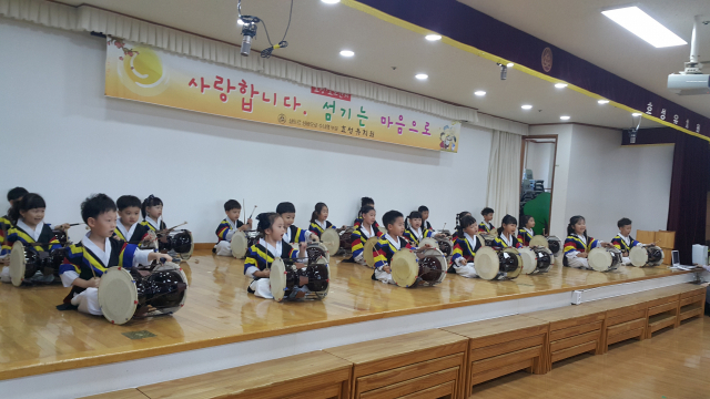 올해 개원 90주년을 맞은 효성유치원은 최근 지역 어르신들을 초청해 효도잔치를 열었다