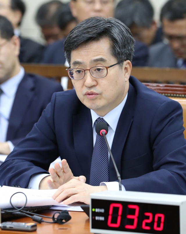 19일 오후 국회에서 열린 기획재정위원회의 기획재정부 국정감사에서 김동연 경제부총리 겸 기획재정부 장관이 의원들의 질의에 답변하고 있다. 연합뉴스