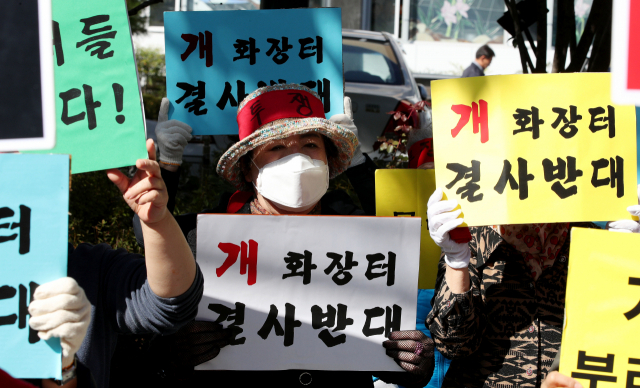 서구 주민 200여명이 19일 오후 대구 서구청 앞에서 상리동 동물화장장 건립을 반대하는 집회를 열고 있다. 김영진 기자 kyjmaeil@msnet.co.kr