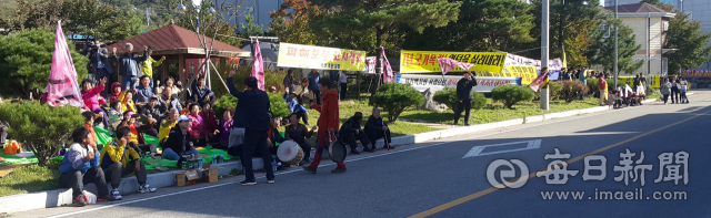 19일 국회 산업통상자원중소벤처기업위원회의 한국수력원자력에 대한 국감 중 영덕 현지 시찰 장소인 영덕천지원전건설정리실 앞에서 원전부지 주민들이 피해 보상을 요구하는 집회를 벌이고 있다. 김대호 기자