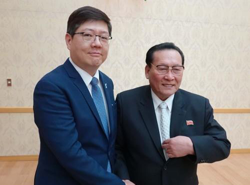 김홍걸 남측 민족화해협력범국민협의회 대표상임의장(왼쪽)과 김영대 북측 민화협 의장. 연합뉴스