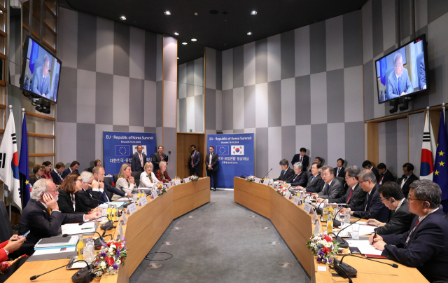 제12차 아셈(ASEM·아시아유럽정상회의)에 참석한 문재인 대통령을 비롯한 수행원들이 19일 오후(현지시간) 벨기에 브뤼셀 유럽연합이사회본부 내 유로파 빌딩에서 도날드 투스크(Donald Tusk) EU 정상회의 상임의장, 장-클로드 융커(Jean-Claude Juncker) 집행위원장을 비롯한 EU 관계자들과 확대 정상회담을 하고 있다. 연합뉴스