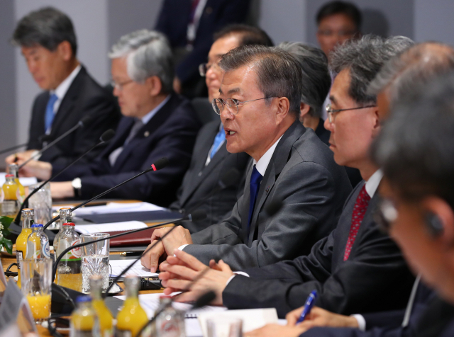 제12차 아셈(ASEM·아시아유럽정상회의)에 참석한 문재인 대통령이 19일 오후(현지시간) 벨기에 브뤼셀 유럽연합이사회본부 내 유로파 빌딩에서 열린 한·EU 확대 정상회담에서 발언하고 있다. 연합뉴스