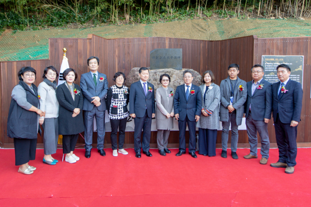 국내 첫 독도 연구로 박사학위를 받은 박관숙 전 연세대 법학과 교수 학덕(學德)비 제막식이 20일 오후 울릉읍 도동약수공원에서 열렸다. 울릉군 제공
