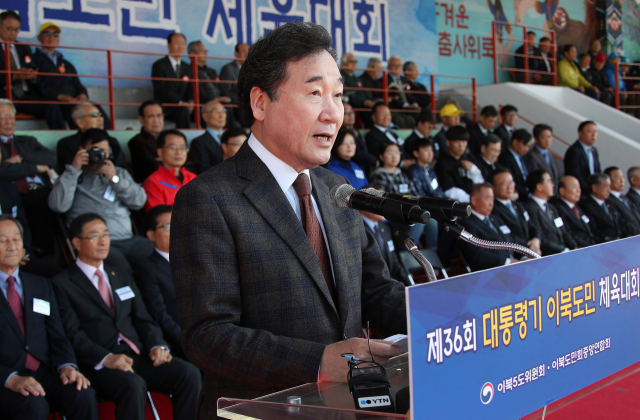 이낙연 국무총리가 21일 서울 용산구 효창운동장에서 열린 이북도민 체육대회 개회식에 참석해 축사를 하고 있다. 연합뉴스