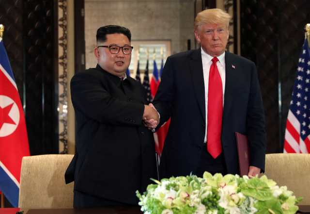 김정은 북한 국무위원장과 도널드 트럼프 미국 대통령의 2차 북미정상회담이 내년 초에 열릴 것으로 보인다고 로이터통신이 워싱턴발로 19일(현지시간) 보도한 가운데, 마이크 폼페이오 미 국무장관은 이날 미국의소리(VOA) 방송과의 인터뷰에서 10여일후 북미 고위급 회담이 열릴 것이라고 밝혔다. 사진은 첫 북미정상회담이 열린 지난 6월 12일 싱가포르에서 트럼프 대통령(오른쪽)과 김정은 위원장이 악수하는 모습. 연합뉴스