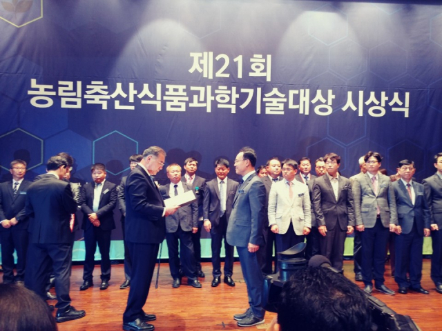 기바인터내셔널(주) 나규동 대표(오른쪽)는 18일 열린 