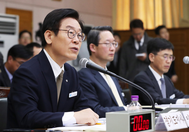이재명 경기도지사가 19일 오전 경기도 수원시 팔달구 경기도청에서 열린 국회 행정안전위원회의 경기도에 대한 국정감사에서 위원 질의에 답변을 하고 있다. 연합뉴스