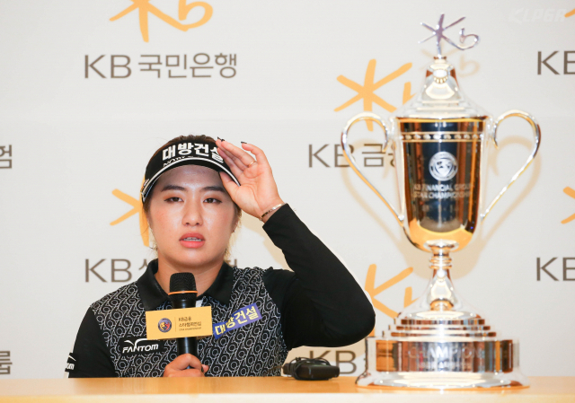 21일 경기도 이천 브랙스톤 이천GC에서 열린 KB금융 스타 챔피언십 최종 라운드에서 우승을 차지한 이정은이 우승 인터뷰를 하고 있다. 연합뉴스