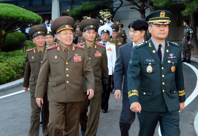31일 오후 판문점 평화의집에서 제9차 남북장성급회담을 마친 안익산 북측 수석대표가 북측으로 돌아가며 취재진 질문에 답하고 있다.이날 회담에서 양측은 공동보도문을 채택하지는 못했지만 다양한 의견을 교환했다. 우리측은 오는 9월 서울안보대화에 북측을 초청했다. 연합뉴스