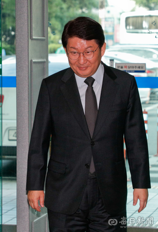선거법 위반 혐의로 기소된 권영진 대구시장에 대한 첫 재판이 22일 오전 대구지방법원에서 열렸다. 권 시장이 재판 출석을 위해 법원에 들어서고 있다. 우태욱 기자 woo@msnet.co.kr