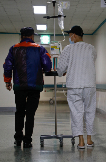 급성림프구성 백혈병을 앓고 있는 장연희(가명·18) 양은 건강보험 혜택을 받을 수 없는 고가의 표적치료제를 써야한다. 내년 1월까지 더 들어갈 치료비만 3천만원이 넘지만 어머니는 18년 전 연락이 끊겼고, 아버지는 이미 세상을 떠나 의지할 곳이 없다. 곁에서 도움을 주던는큰아버지도 고령에 당뇨까지 겹쳐 도움을 기대하기 어려운 처지다. 우태욱 기자 woo@msnet.co.kr