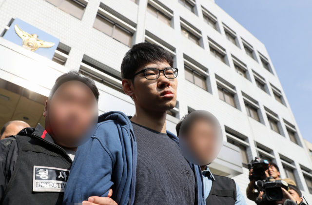 서비스가 불친절하다는 이유로 PC방 아르바이트생을 흉기로 찔러 숨지게 한 혐의를 받는 김성수 씨가 22일 오전 서울 양천경찰서에서 공주 치료감호소로 가기 위해 경찰서를 나서고 있다. 김 씨는 이곳에서 길게는 한 달간 정신감정을 받는다. 연합뉴스
