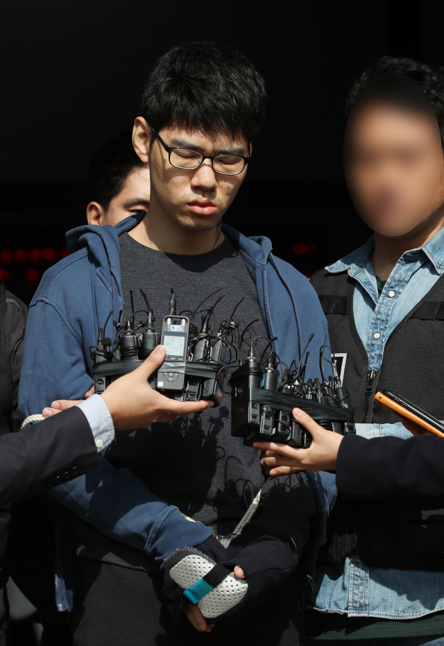 서비스가 불친절하다는 이유로 PC방 아르바이트생을 흉기로 찔러 숨지게 한 혐의를 받는 김성수 씨가 22일 오전 서울 양천경찰서에서 공주 치료감호소로 가기 위해 경찰서를 나서고 있다. 김 씨는 이곳에서 길게는 한 달간 정신감정을 받는다. 연합뉴스