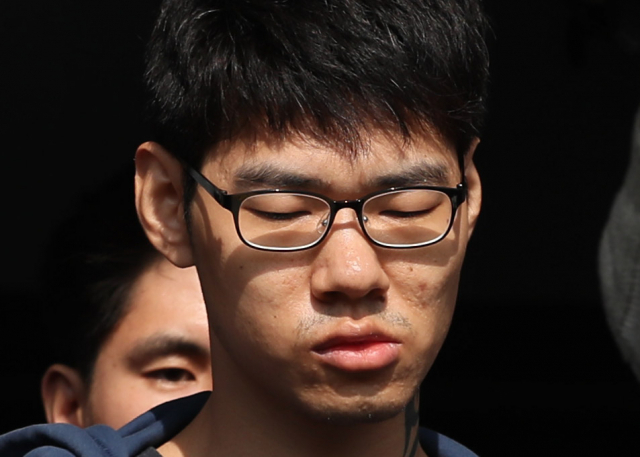 서비스가 불친절하다는 이유로 PC방 아르바이트생을 흉기로 찔러 숨지게 한 혐의를 받는 김성수 씨가 22일 오전 서울 양천경찰서에서 공주 치료감호소로 가기 위해 경찰서를 나서고 있다. 김 씨는 이곳에서 길게는 한 달간 정신감정을 받는다. 연합뉴스