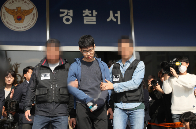 서비스가 불친절하다는 이유로 PC방 아르바이트생을 흉기로 찔러 숨지게 한 혐의를 받는 김성수 씨가 22일 오전 서울 양천경찰서에서 공주 치료감호소로 가기 위해 경찰서를 나서고 있다. 김 씨는 이곳에서 길게는 한 달간 정신감정을 받는다. 연합뉴스
