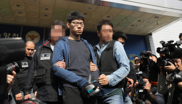 서비스가 불친절하다는 이유로 PC방 아르바이트생을 흉기로 찔러 숨지게 한 혐의를 받는 김성수 씨가 22일 오전 서울 양천경찰서에서 공주 치료감호소로 가기 위해 경찰서를 나서고 있다. 김 씨는 이곳에서 길게는 한 달간 정신감정을 받는다. 연합뉴스