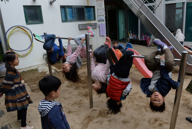 놀이터씩씩한어린이집 원아들이 철봉놀이를 하며 놀고 있다. 박노익 기자 noik@msnet.co.kr