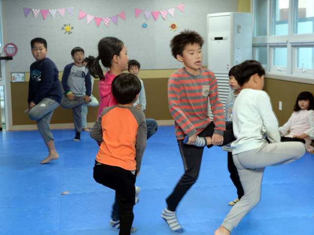 닭싸움아이들이 해바라기 방과후에서 닭싸움 놀이를 하고 있다. 박노익 기자