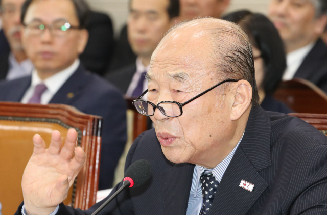 박경서 대한적십자사 회장이 22일 오전 국회에서 열린 국회 보건복지위원회의 국립암센터 등 국정감사에서 의원질의에 답변하고 있다. 연합뉴스