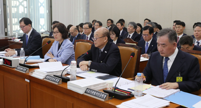 추무진 한국국제보건의료재단 이사장(왼쪽부터), 이은숙 국립암센터 원장, 박경서 대한적십자사 회장, 한원곤 의료기관평가인증원 원장이 22일 오전 국회에서 열린 국회 보건복지위원회의 국립암센터 등 국정감사에서 의원 질의를 듣고 있다. 연합뉴스