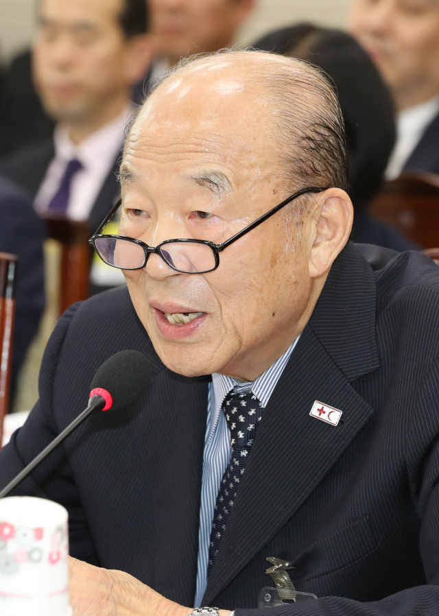 박경서 대한적십자사 회장이 22일 오전 국회에서 열린 국회 보건복지위원회의 국립암센터 등 국정감사에서 의원질의에 답변하고 있다. 연합뉴스