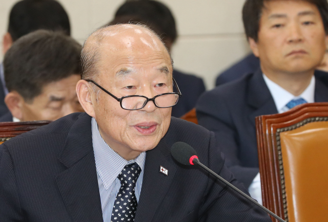 박경서 대한적십자사 회장이 22일 오전 국회에서 열린 국회 보건복지위원회의 국립암센터 등 국정감사에서 의원질의에 답변하고 있다. 연합뉴스