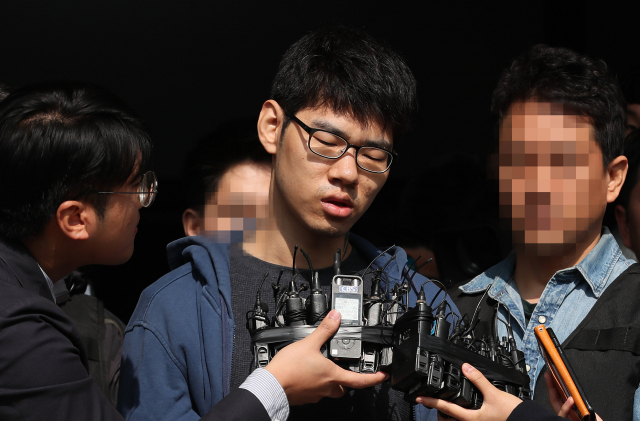 서비스가 불친절하다는 이유로 PC방 아르바이트생을 흉기로 찔러 숨지게 한 혐의를 받는 김성수 씨가 22일 오전 서울 양천경찰서에서 공주 치료감호소로 가기 위해 경찰서를 나서며 취재진의 질문에 답하고 있다. 김 씨는 이곳에서 길게는 한 달간 정신감정을 받는다. 연합뉴스