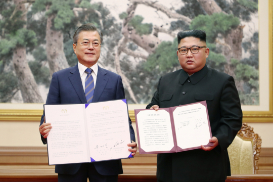 문재인 대통령과 김정은 국무위원장이 평양 백화원 영빈관에서 9월 평양 공동선언문에 서명한 뒤 합의서를 들어 보이고 있다. 연합뉴스