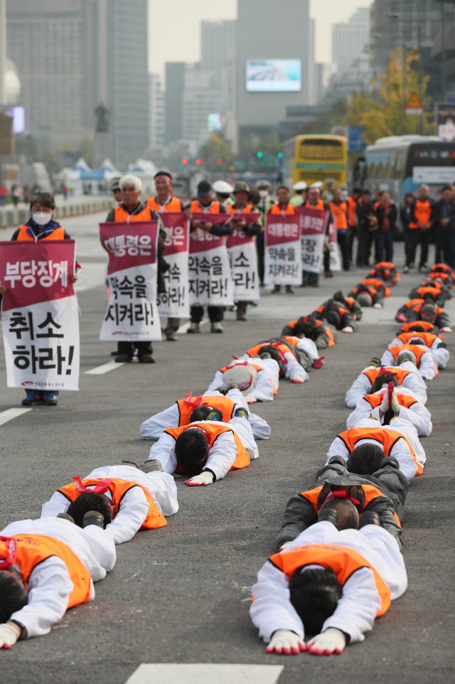 전국공무원노조 조합원들이 22일 오후 서울 종로구 행정안전부가 위치한 정부서울청사 앞에서 해직자 원직복직을 촉구하며 오체투지를 하고 있다. 연합뉴스