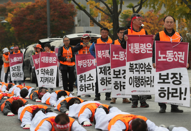 전국공무원노조 조합원들이 22일 오후 서울 종로구 행정안전부가 위치한 정부서울청사 앞에서 해직자 원직복직을 촉구하며 오체투지를 하고 있다. 연합뉴스