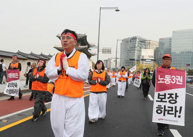 전국공무원노조 조합원들이 22일 오후 서울 종로구 광화문 앞에서 해직자 원직복직을 촉구하며 오체투지를 하고 있다. 연합뉴스