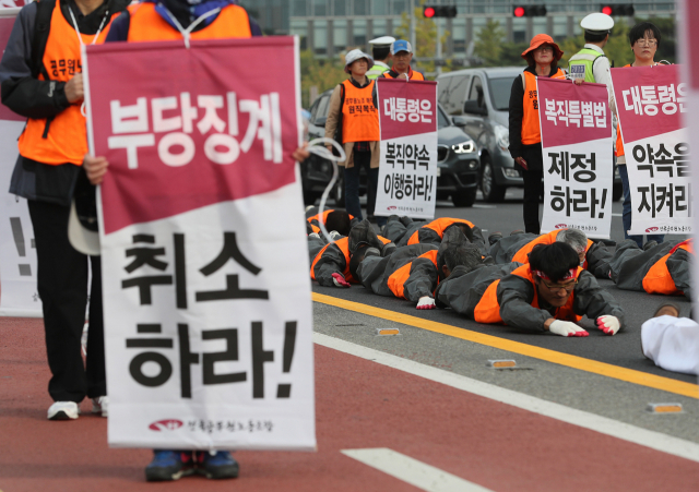 전국공무원노조 조합원들이 22일 오후 서울 종로구 광화문 앞에서 해직자 원직복직을 촉구하며 오체투지를 하고 있다. 연합뉴스