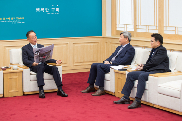 장세용 구미시장(사진 왼쪽)이 22일 본지 이창희 서부지역본부장과 전병용 차장에게 구미시 비전에 대해 설명하고 있다. 구미시 제공