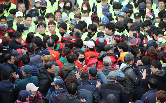 23일 오전 서울 동작구 노량진시장에서 구시장 상인들이 수협의 명도 강제집행을 막고 있다. 연합뉴스