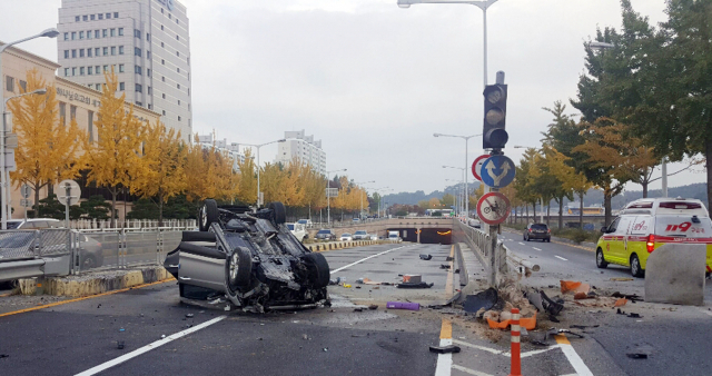23일 오전 7시 25분께 대전 서구 만년동 갑천도시고속화도로 문예지하차도(월평동 방향) 입구에서 싼타페 차량이 지하차도 입구에 설치된 구조물을 들이받고 전복되는 사고가 났다. 이 사고로 1시간가량 출근길 정체를 빚었다. 연합뉴스
