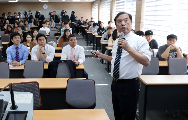 자유한국당 김병준 비상대책위원장이 23일 오후 대구시 북구 산격동 경북대학교에서 