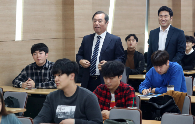 자유한국당 김병준 비상대책위원장이 23일 오후 대구시 북구 산격동 경북대학교에서 