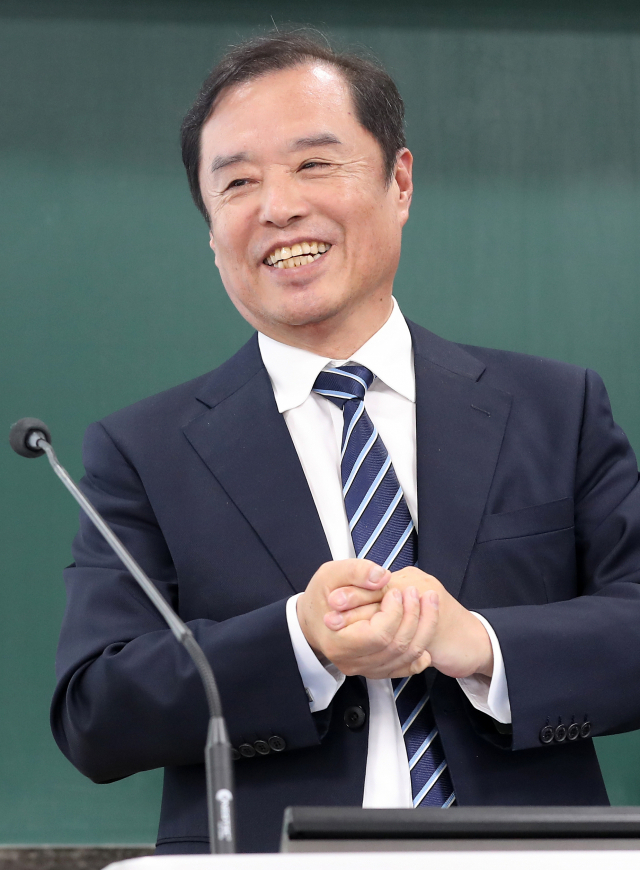 자유한국당 김병준 비상대책위원장이 23일 오후 대구시 북구 산격동 경북대학교에서 