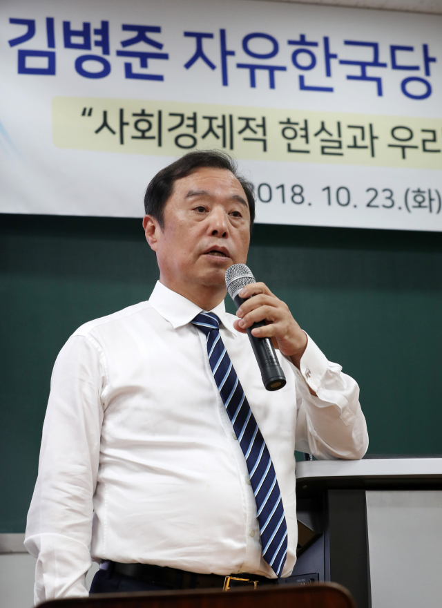 자유한국당 김병준 비상대책위원장이 23일 오후 대구시 북구 산격동 경북대학교에서 