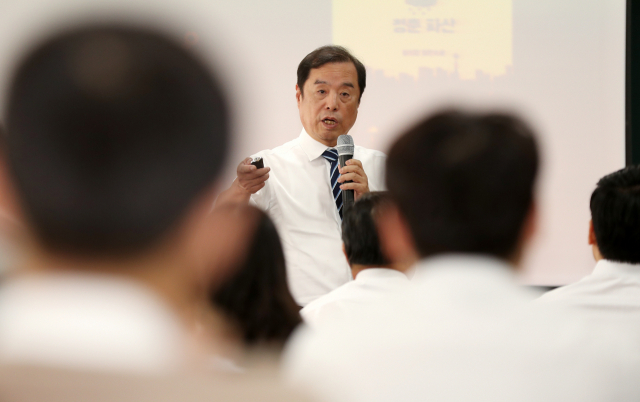 자유한국당 김병준 비상대책위원장이 23일 오후 대구시 북구 산격동 경북대학교에서 