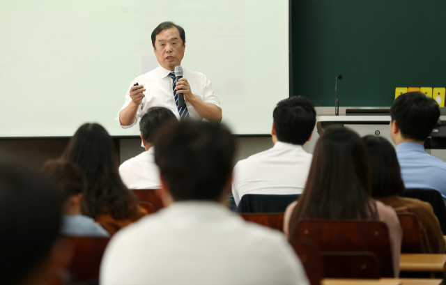 자유한국당 김병준 비상대책위원장이 23일 오후 대구시 북구 산격동 경북대학교에서 