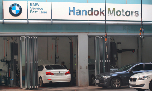23일 서울 시내 한 BMW 서비스센터에서 차량들이 수리를 받고 있다. 국토교통부는 민관합동조사단이 조사 과정에서 새롭게 화재 가능성을 발견한 BMW 118d 7천222대를 비롯해 미니쿠퍼 D 컨트리맨·클럽맨·페이스맨 등 52개 차종 6만5천763대에 대해 BMW가 리콜을 결정했다고 23일 밝혔다. 연합뉴스