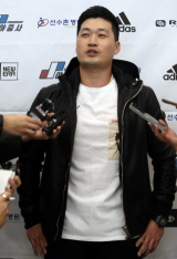 콜로라도 로키스의 오승환이 지난 17일 오후 인천국제공항을 통해 귀국한 뒤 취재진의 질문에 답하고 있다. 연합뉴스