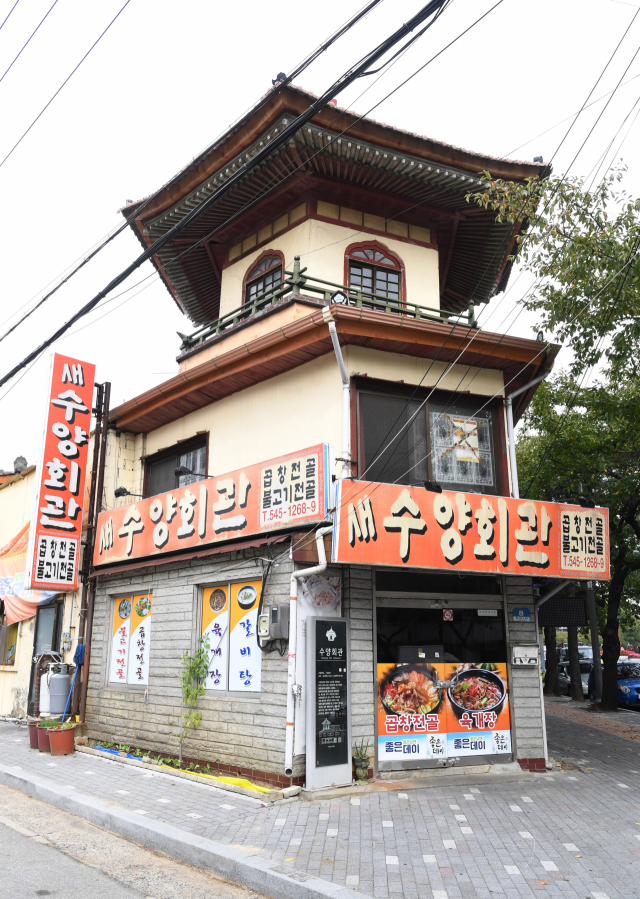 창원시 진해구 중원로터리 인근의 육각집.